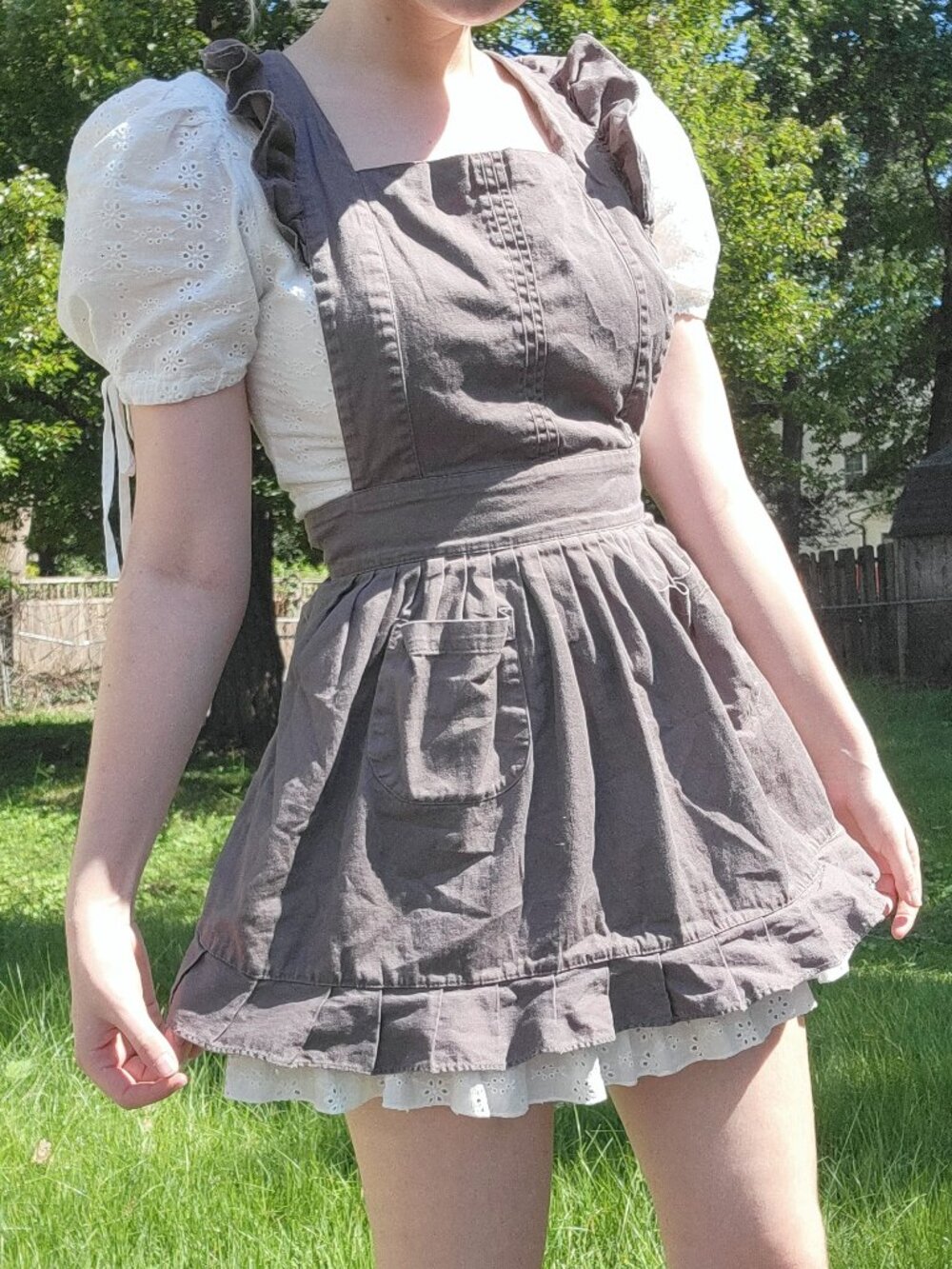 ❝ mini taupe ruffled apron ❞